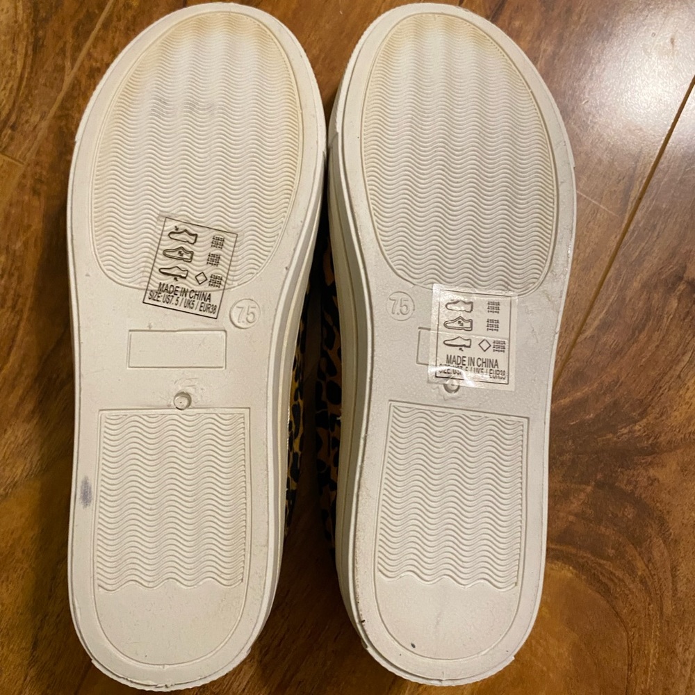 Leopard Print Slip-on Shoes - Picture 10 of 12